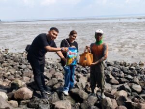 Peduli Lingkungan, Waringin Hospitality Gelar Aksi Bersih Pantai Kenjeran bersama Tunas Hijau