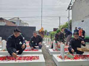 Peringati Hari Pahlawan, Dalwa Hotel Kunjungi Makam Pahlawan