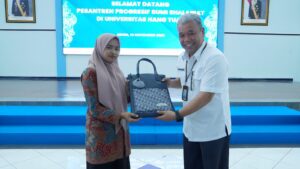 Universitas Hang Tuah Bangun Motivasi Santri SMA Progresiv Bumi Sholawat Melalui Kegiatan Tour Campus