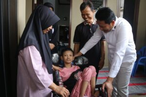 Gadis di  Waru Lumpuh sejak Kecil Terima Bantuan Kursi Roda