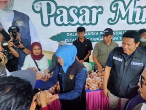 Tinjau Pasar Murah di Krian, Khofifah Pastikan Masyarakat Mampu Membeli