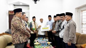 Bupati Serahkan Donasi Rp 1,38 M untuk Pesantren Al-Khoziny dari ASN Dispendik