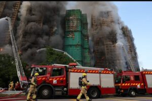 Hong Kong Dilalap Api: Delapan Gedung Hangus, 44 Nyawa Melayang dan Ratusan Warga Belum Ditemukan