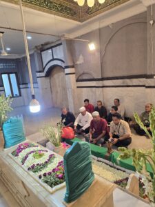 Dalwa Hotel Gelar Ziarah ke Makam Pendiri Ponpes Dalwa, Perkuat Spiritualitas Karyawan
