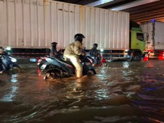 Banjir Rendam Enam Kecamatan di Sidoarjo, Warga Keluhkan Drainase Buruk