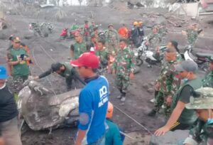 Derita Pasca Erupsi Semeru: Puluhan Rumah Hancur, TNI Bergerak Menembus Ancaman Lahar Dingin