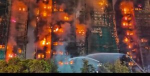 Kebakaran Maut di Apartemen Hong Kong: 44 Tewas, Ratusan Penghuni Belum Ditemukan