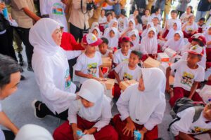 Pemprov Jatim Ajak Ratusan Siswa Minum Susu Bersama Dorong Pemenuhan Gizi Sejak Dini