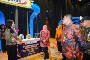 Serahkan Penghargaan Layanan Publik 2025, Khofifah Minta ASN Jatim Terus Jaga Integritas
