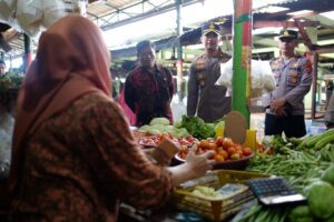 Jelang Nataru, Polsek Taman Pantau Harga dan Keamanan Pasar Sepanjang