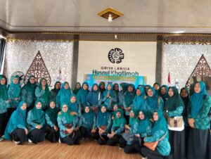 Peringati Hari ibu, PKK RW 08 Desa Kebonagung Kunjungi Griya Lansia Husnul Khotimah