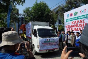 Kanwil Kemenag Jatim Bersama FOZ dan Pemprov Jatim Lepas 103 Ton Bantuan untuk Sumatera