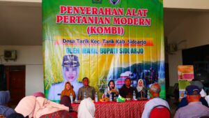 Mimik Serahkan Bantuan Alsintan kepada Petani Desa Tarik