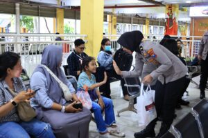 Polwan Sidoarjo Sapa Penumpang Bus di Terminal Purabaya, Hadirkan Rasa Aman Saat Libur Nataru
