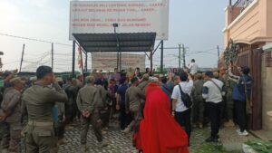 Aksi Spontan Emak-emak Redam Eksekusi Pembongkaran Tembok Mutiara Regency