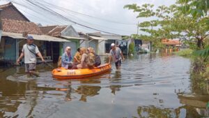 BPBD Sidoarjo Kirim Toilet Portable hingga Perahu Karet, Warga Tanggulangin Bertahan di Tengah Banjir yang Masih Menggenang