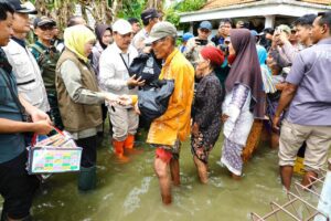 Banjir Melanda Lamongan, Khofifah Turun ke Lokasi