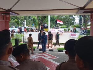Tolak Pemindahan RPH Pegirian, Mitra Jagal Gelar Demo Bawa Sapi