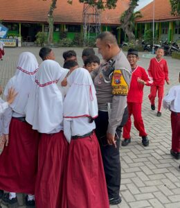 Polisi Sosialisasi Bahaya Bullying dan Dampak Gadget ke Siswa SD di Taman