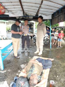 Polsek Taman Evakuasi Warga Tanpa Identitas yang Ditemukan Tergeletak
