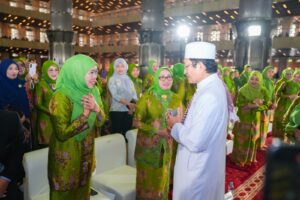 Khofifah-Menig Hadiri Isra Mikraj: Fokus pada Gerakan Memakmurkan Masjid