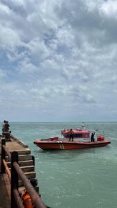 Tim SAR Evakuasi 5 ABK Kapal Tongkang yang Kandas di Gili Iyang