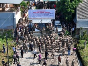 Demo Tak Hentikan Pembongkaran Pagar di Mutiara Regency