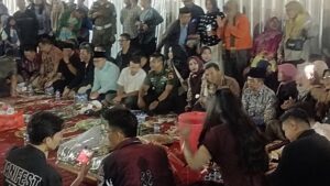 Borong Gerobak Makanan UMKM, Mak’E Ngajak Makan Bareng Masyarakat Sidoarjo di  Alun- Alun