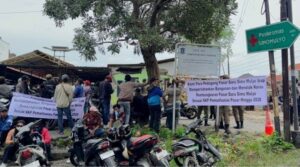 Pedagang Hadang Alat Berat Saat Pembongkaran Pasar Baru Simo Mulyo Surabaya