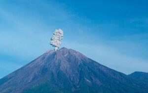 Gunung Semeru Keluarkan Awan Panas, Jarak Luncur Tembus 5 Km