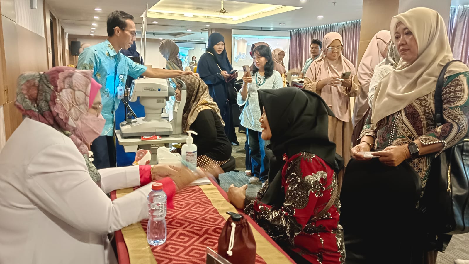 Tampak dr Kitriastuti menjelaskan hasil pemeriksaan mata gratis kepada salah satu peserta talkshow. Doc : Siska Prestiwati