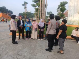 Aksi Humanis Polwan Sidoarjo Warnai Pengamanan CFD