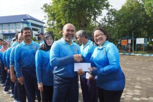 Rektor UHT Hadiri Ulang Tahun 100 Pegawai UHT, Diawali Aerobik Bersama