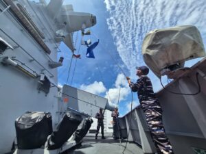KRI Diponegoro-365 Laksanakan Passing Exercise dengan Kapal Perang Angkatan Laut Prancis di Laut Sawu