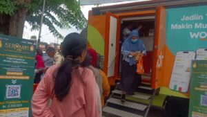 Ratusan Warga Serbu Mobil BNI Keliling untuk Tukar Uang Baru di Hari Pertama Ramadan