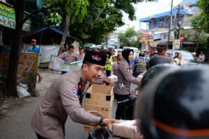 Ramadan Peduli, Polsek Taman Bagikan Takjil untuk Masyarakat