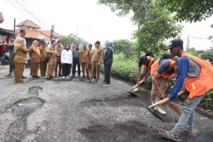 Pantau Jalan Rusak, Subandi Instruksikan Hotmix Wajib 4 Sentimeter