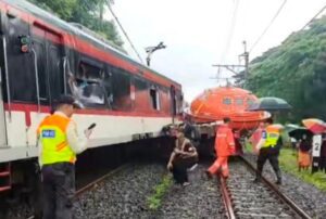 Commuter Line Bandara Anjlok Usai Tabrak Trailer, Operasional Kacau