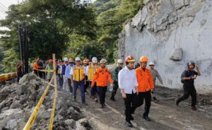 Wagub Emil Tinjau Longsor di Jalur Nasional Trenggalek–Ponorogo
