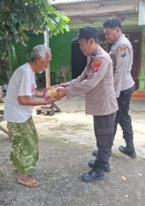 Ramadan Peduli, Anggota Polsek Wonoayu Beri Santunan Warga Kurang Mampu