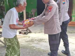 Ramadan Peduli, Anggota Polsek Wonoayu Beri Santunan Warga Kurang Mampu