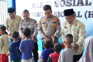 Kapolres Sidoarjo Tunjukkan Kepedulian ke Anak Yatim di Bakti Sosial HPN dan HUT ke-80 PWI