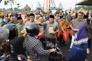 Ngabuburit Berkah! 75 Ribu Takjil Dibagikan Bupati dan ASN Sidoarjo