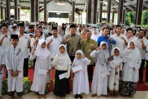 1.000 Anak Yatim di Sidoarjo Terima Santunan, Bupati Subandi Ajak Pengusaha Dukung Pendidikan