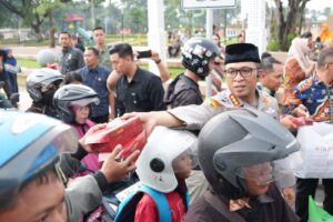 500 Paket Takjil Dibagikan Forkopimda Sidoarjo di Depan Monumen Jayandaru