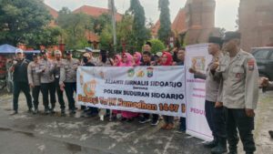 Kolaborasi AJS dan Polsek Buduran, Ratusan Takjil Dibagikan ke Pengendara