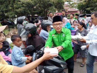 Aksi Ramadan PKB Sidoarjo Kota, Abah Usman Bagi-bagi Ratusan Takjil ke Pengendara