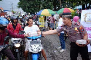 Kapolsek Taman dan Bhayangkari Tebar Takjil ke Pengguna Jalan di Raya Kalijaten