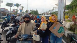 1.500 Takjil Dibagikan, Aksi Humanis Alumni UNAIR Hangatkan Ramadan di Sidoarjo