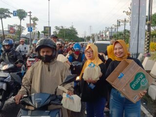 1.500 Takjil Dibagikan, Aksi Humanis Alumni UNAIR Hangatkan Ramadan di Sidoarjo